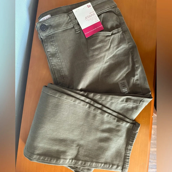SO Denim - NWT SO high rise jegging in Army Green size 18